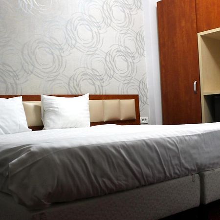 Kosher Hotel Lev Or ブカレスト エクステリア 写真