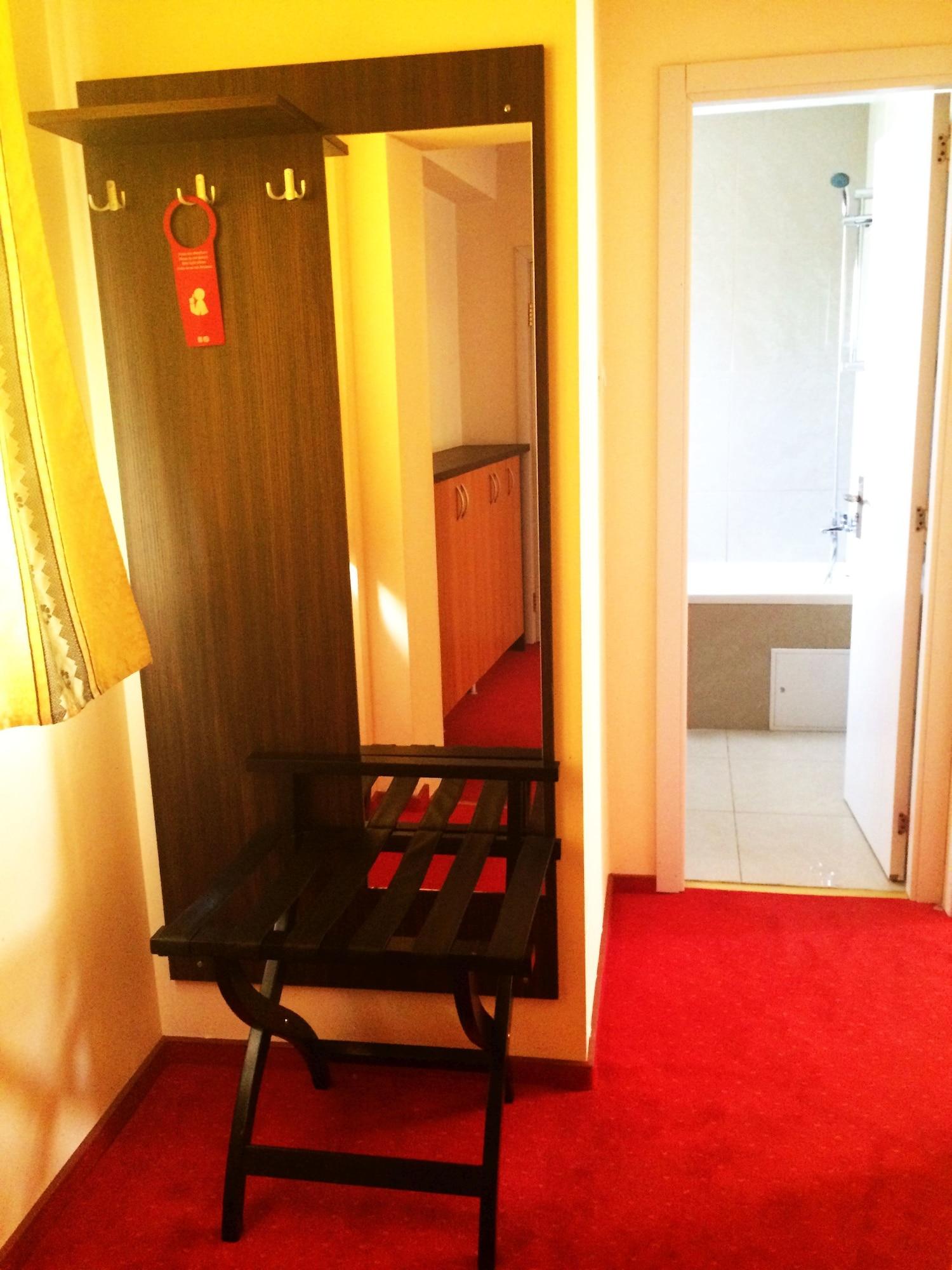 Kosher Hotel Lev Or ブカレスト エクステリア 写真