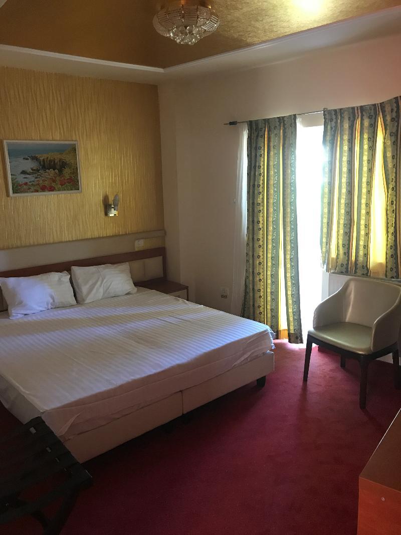 Kosher Hotel Lev Or ブカレスト エクステリア 写真