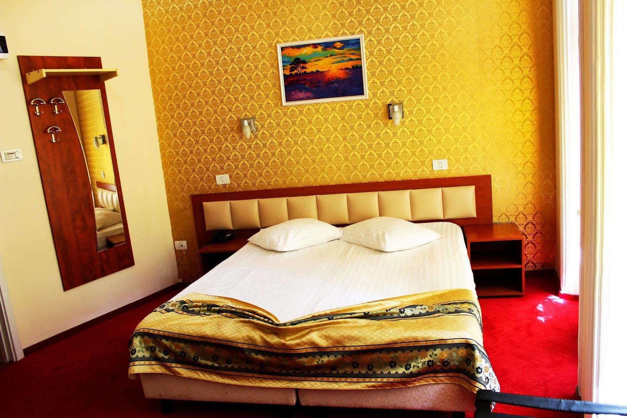 Kosher Hotel Lev Or ブカレスト エクステリア 写真
