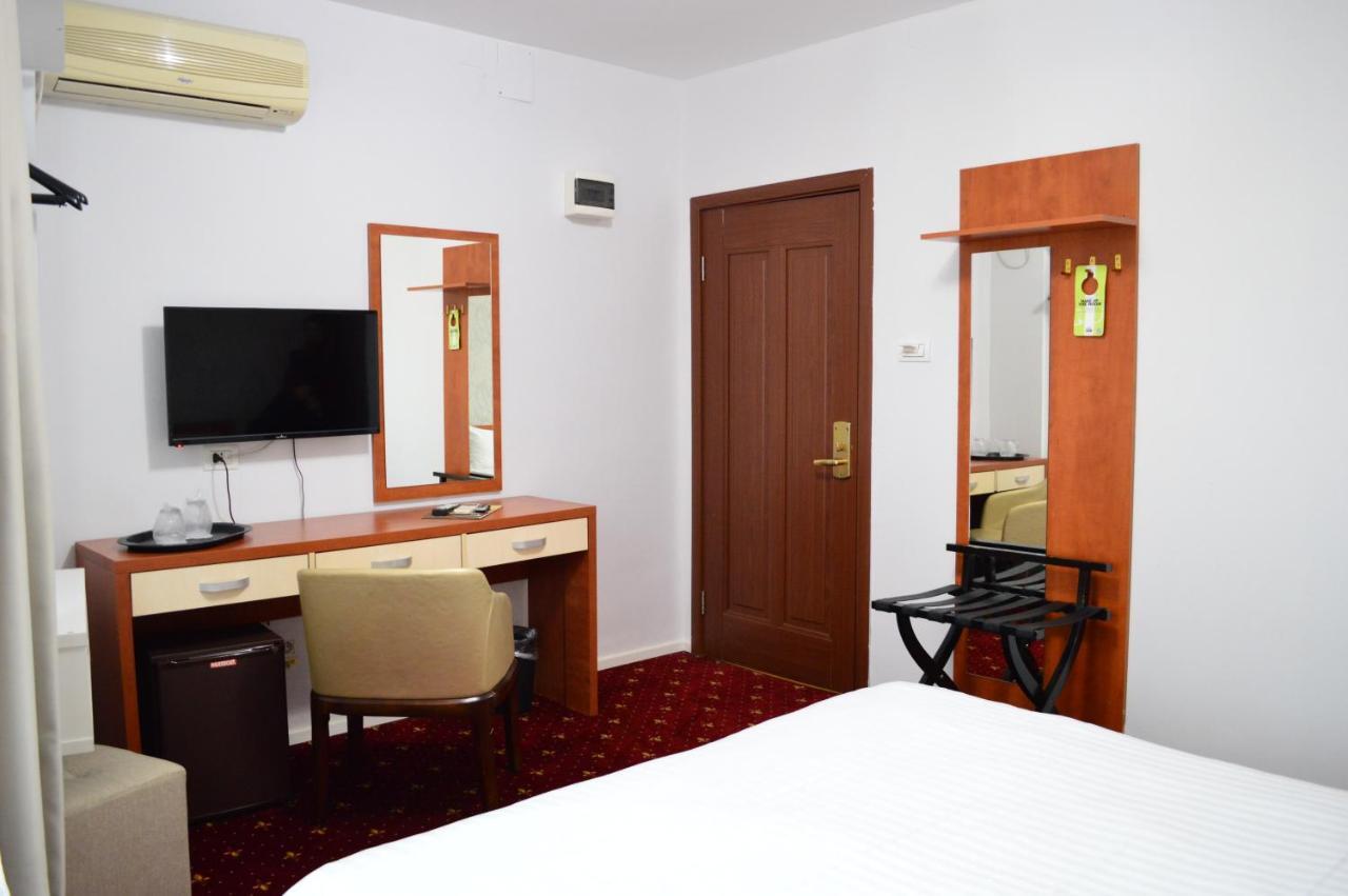 Kosher Hotel Lev Or ブカレスト エクステリア 写真