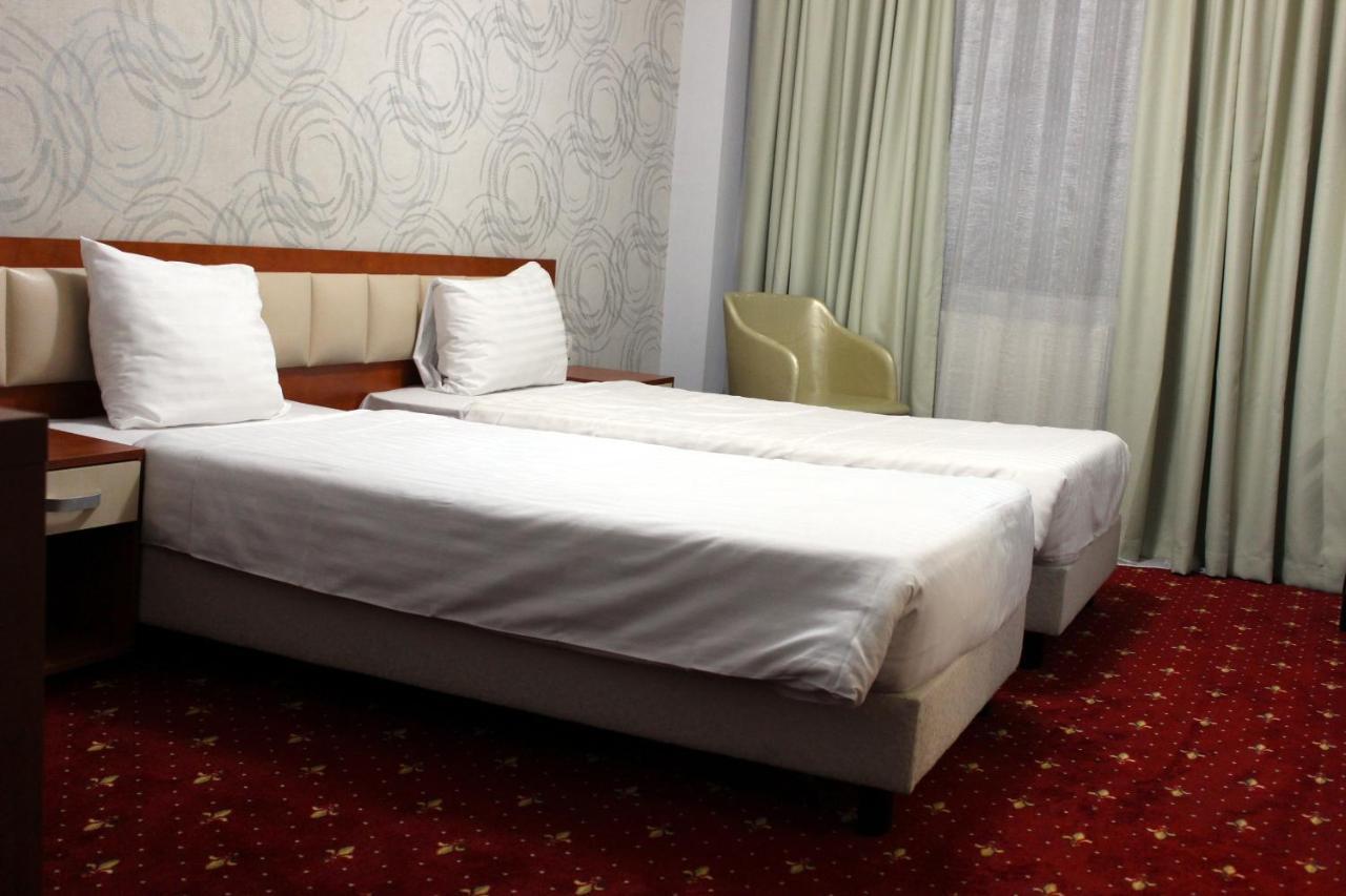 Kosher Hotel Lev Or ブカレスト エクステリア 写真