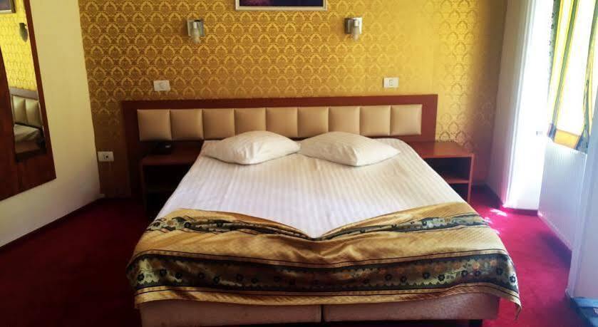 Kosher Hotel Lev Or ブカレスト エクステリア 写真